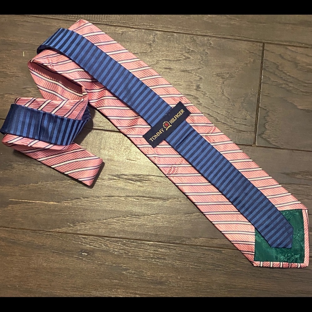 Tommy Hilfiger 100% silk tie in pale pink with contrast navy back. - Picture 3 of 4
